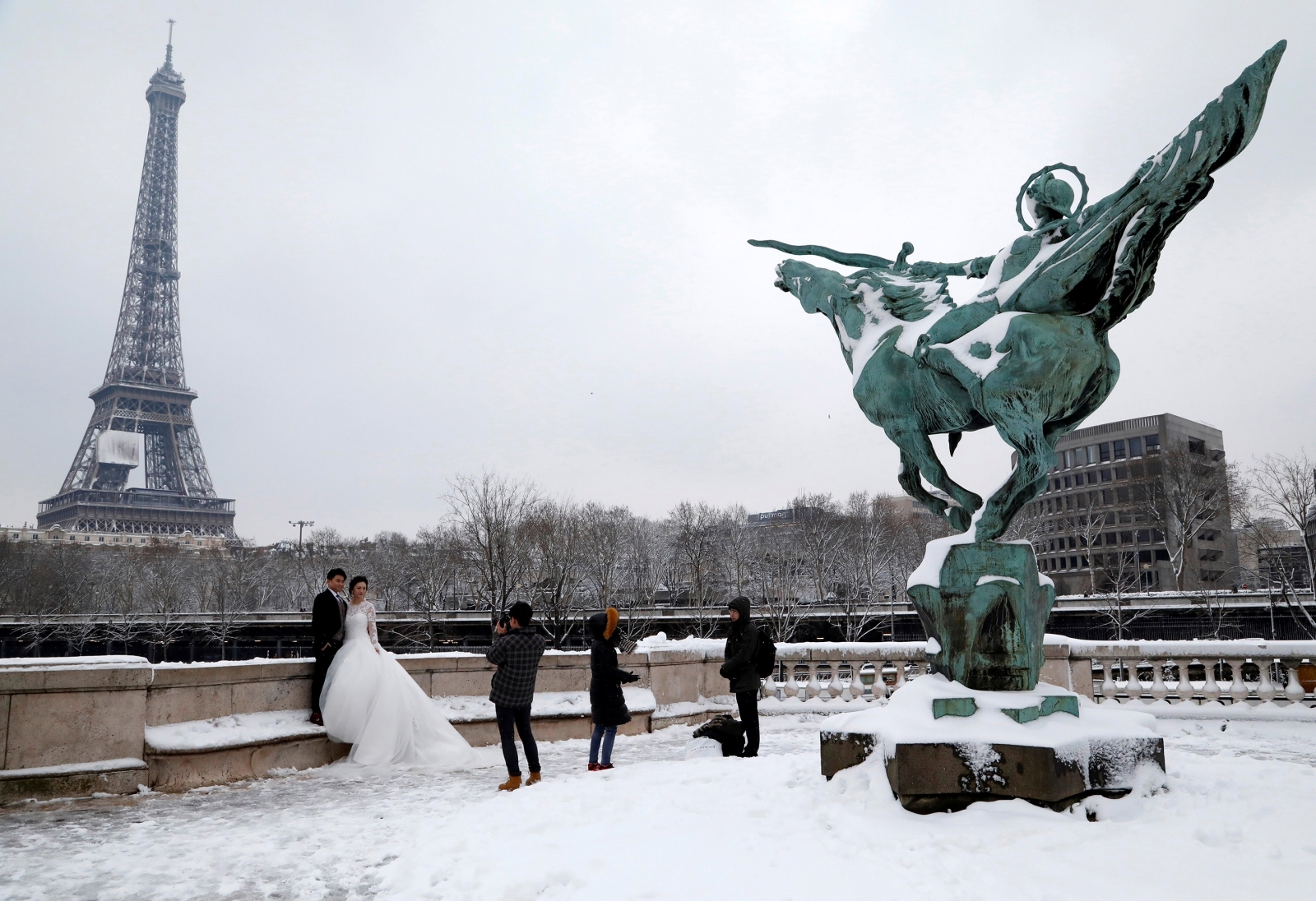 25-photos-of-snow-covered-paris-looking-even-more-beautiful-than-normal