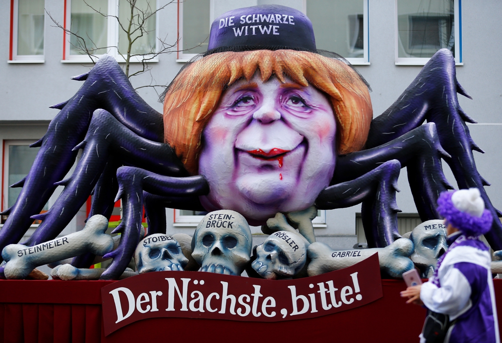 Bildergebnis für Trump and the Russian bear German Carnival Parade