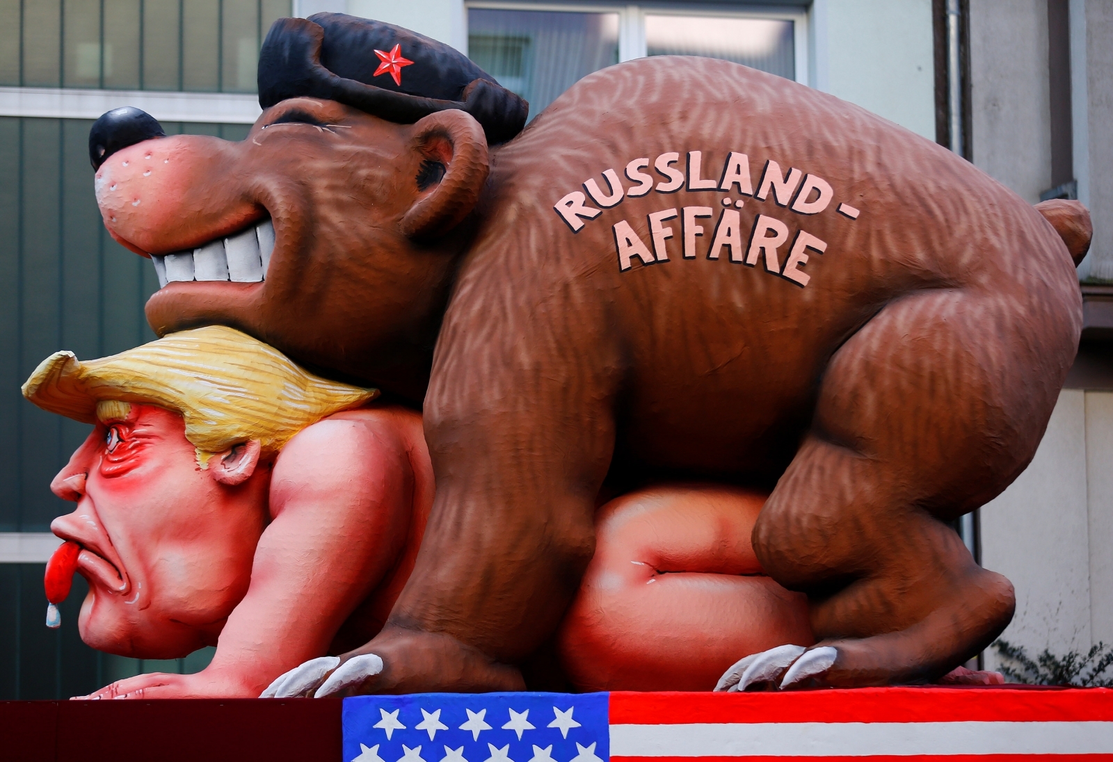 Bildergebnis für Trump and the Russian bear Carnival parade Germany