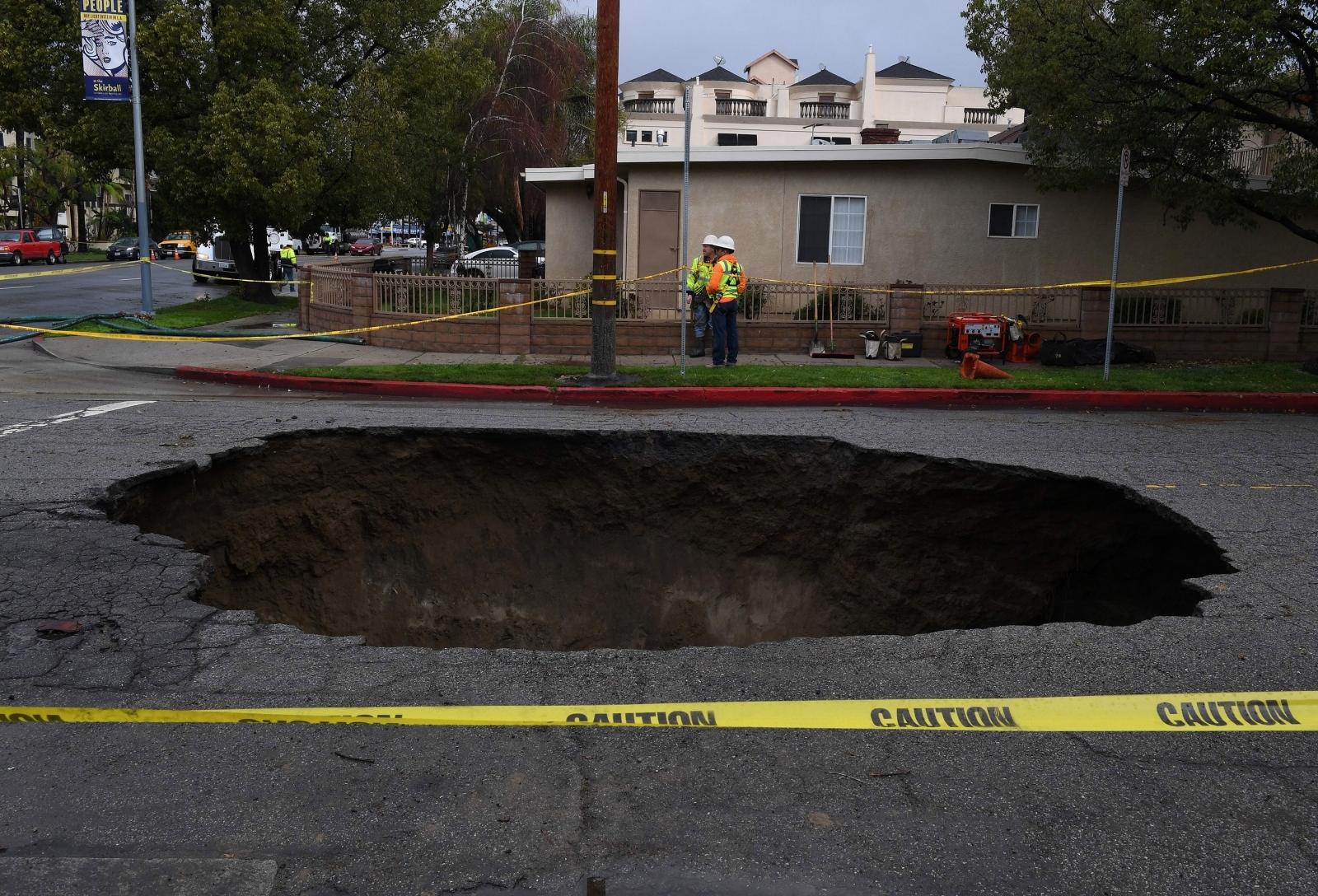 40 Dramatic Photos Of Sinkholes And Giant Craters That Swallowed Homes ...