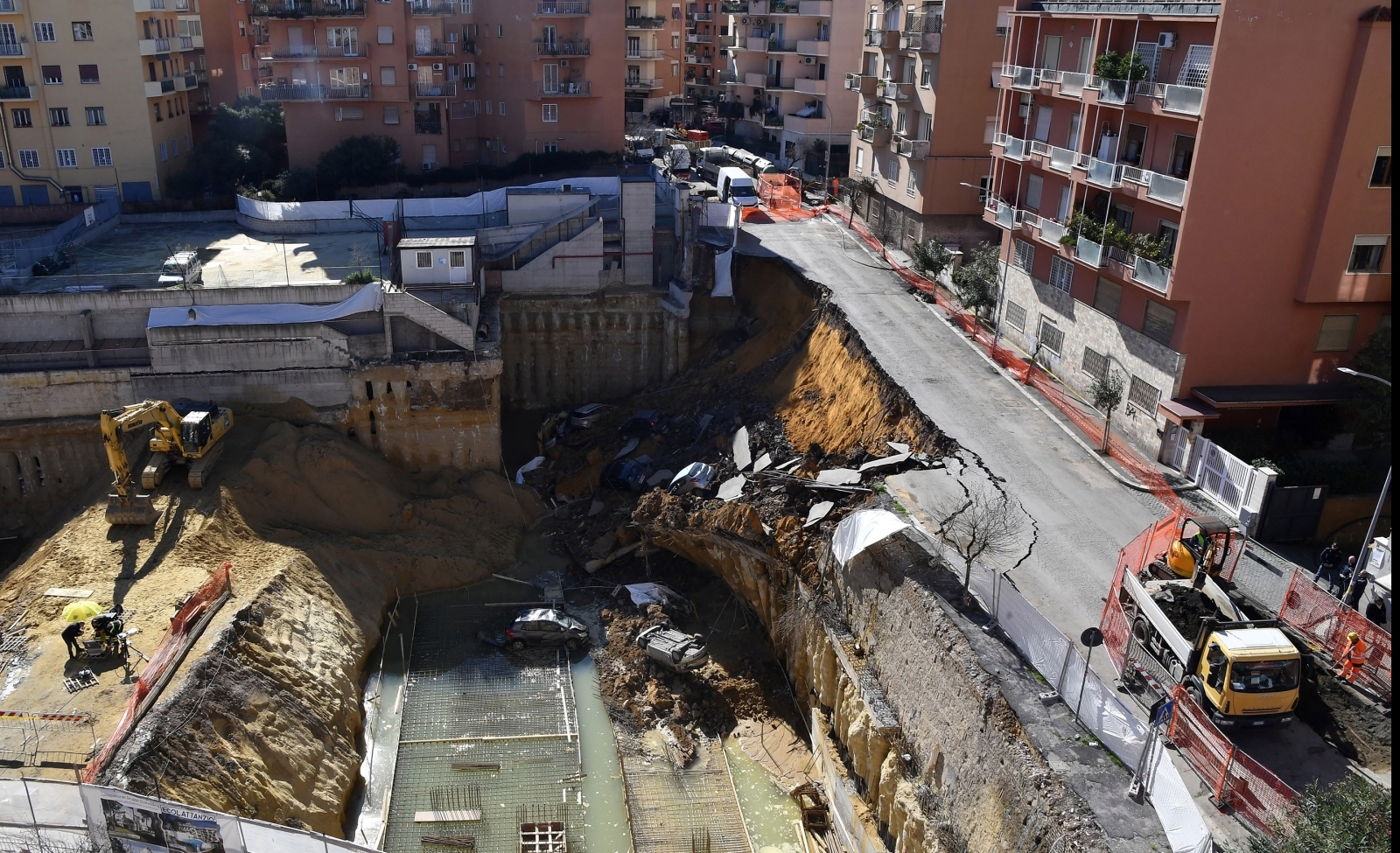 40 Dramatic Photos Of Sinkholes And Giant Craters That Swallowed Homes ...