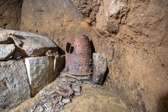 Japanese armour found at ancient tomb Japanese armour found at ancient tomb