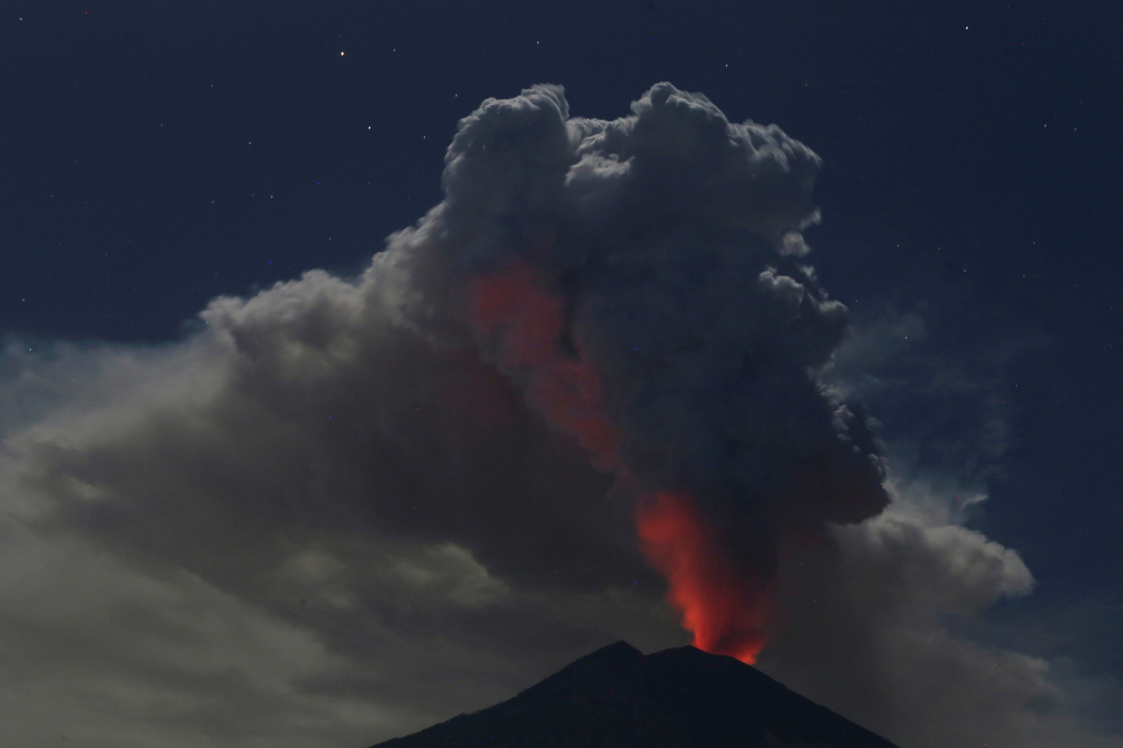 Bali airport closed as Agung volcano gushes column of ash | IBTimes UK