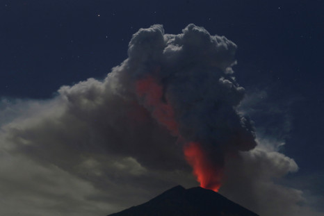 Mount Agung eruption shuts down Bali airport