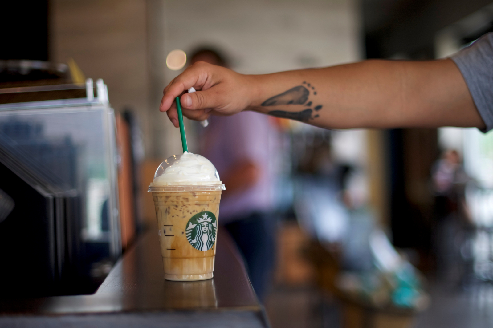 Starbucks ditch plastic straws as ocean pollution becomes corporate ...