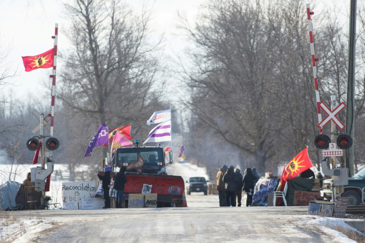 Police clear rail blockade protesters in Canada