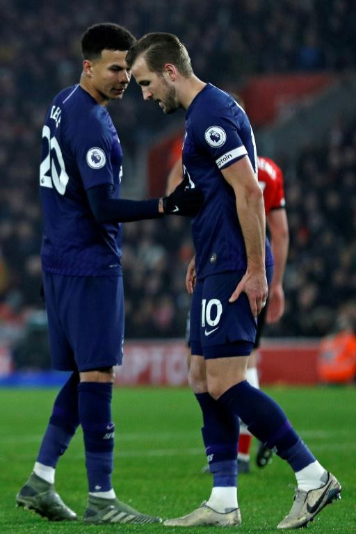 Tottenham Hotspur striker Harry Kane (R)