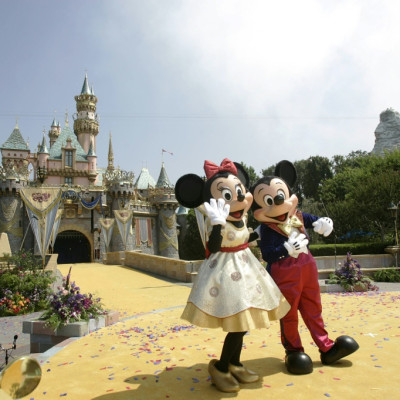 Disneylands in US and Paris to close