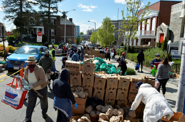 Volunteers distribute food
