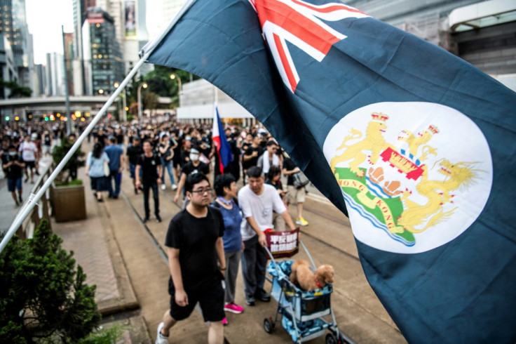 Hong Kongers rush for British passports