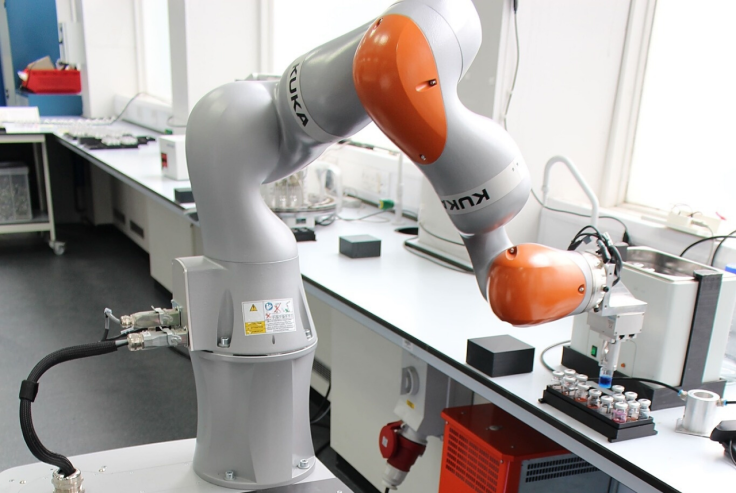 Autonomous robot chemist presents first discovery