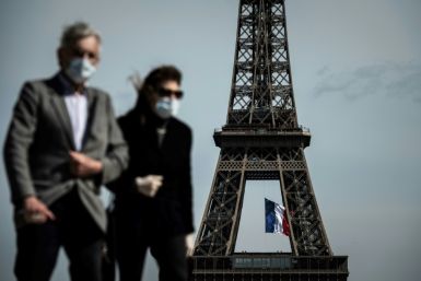 People in Paris wears masks