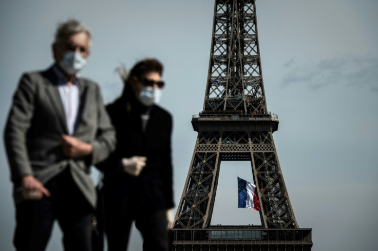 People in Paris wears masks