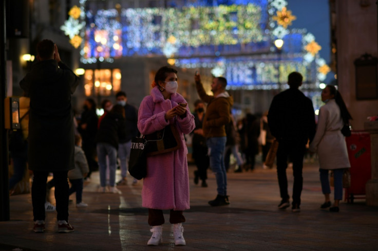 Festive cheers lacks for London shoppers