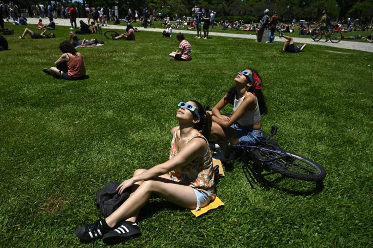 People watch the solar eclipse 