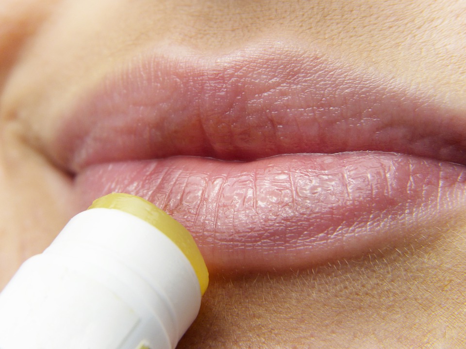 TikTok cosmetician uses erection cream to plump up lips but doctors are frowning on it - Vimarsana News