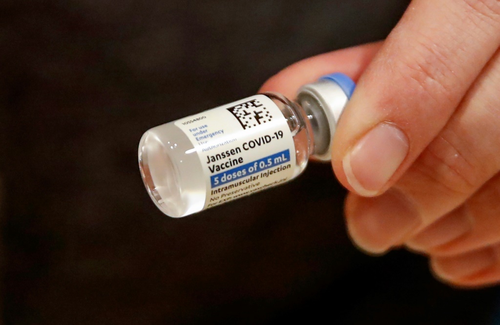 Kansas hospital throws away almost 600 doses of COVID-19 vaccine - Vimarsana News