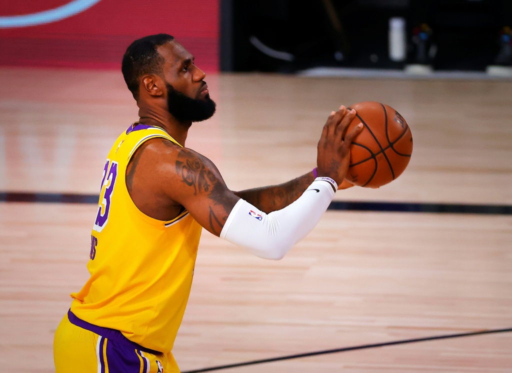 LeBron James injury: Lakers star will miss Clippers game, Vogel hopes for quick return thumbnail