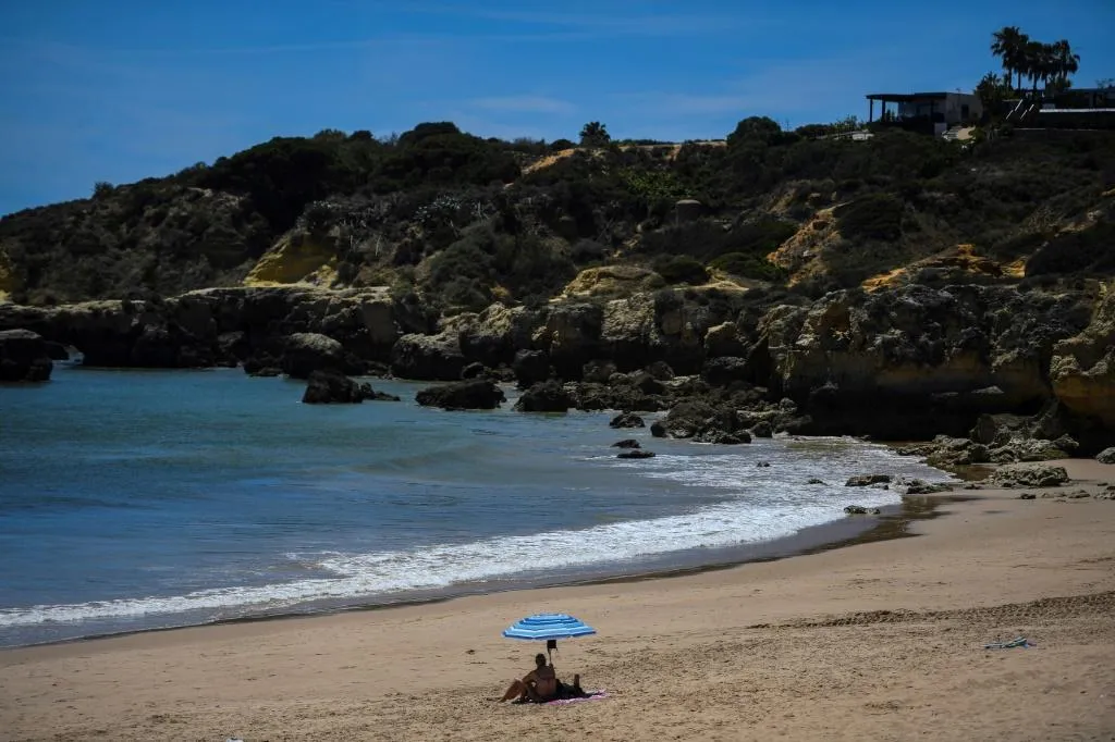 US woman killed after beach umbrella impales her in the chest - Vimarsana News