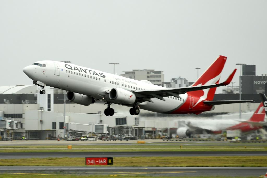 Incident terrifiant sur un vol Qantas en provenance de Bali alors que l’équipage de cabine coince un passager [Video]