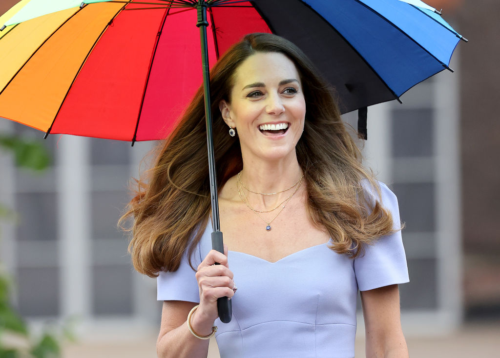 Kate Middleton “trois mois plus tard” affiche un “baby bump” lors de sa visite au Pays de Galles: rapport