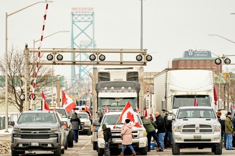 Trudeau dénonce les manifestations de camionneurs au Canada, la police menace d’arrêter