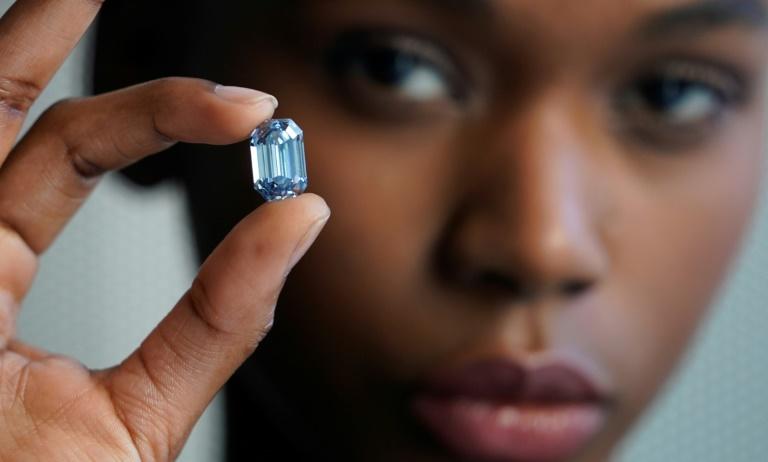 Sotheby’s pronostique que le plus gros diamant bleu aux enchères devrait rapporter 48 millions de dollars