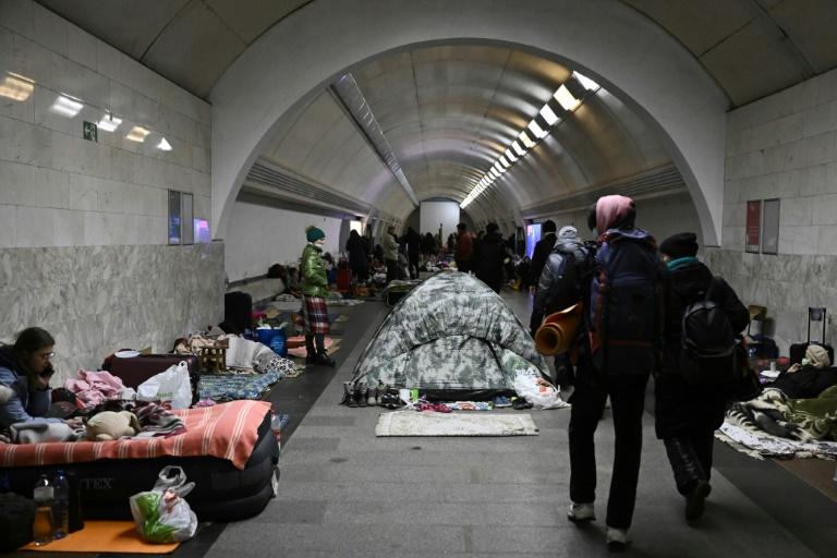 Construit au lendemain de la Seconde Guerre mondiale, le métro de Kiev offre un abri contre les obus russes