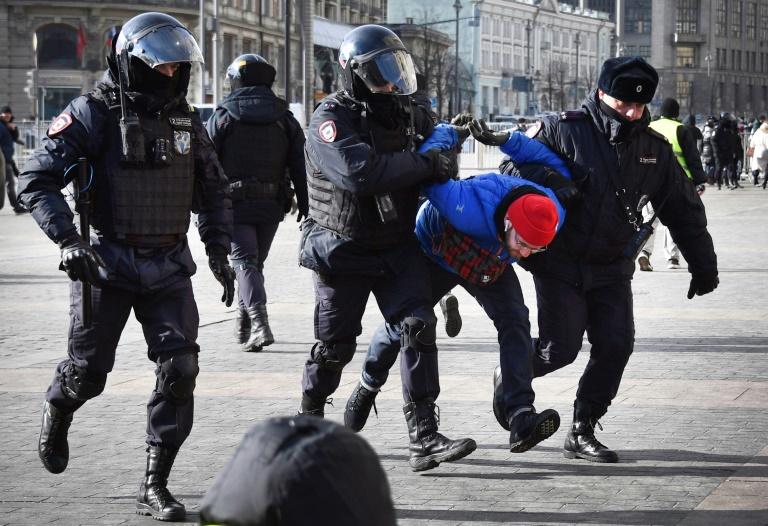 Plus de 800 détenus lors de manifestations en Ukraine à travers la Russie