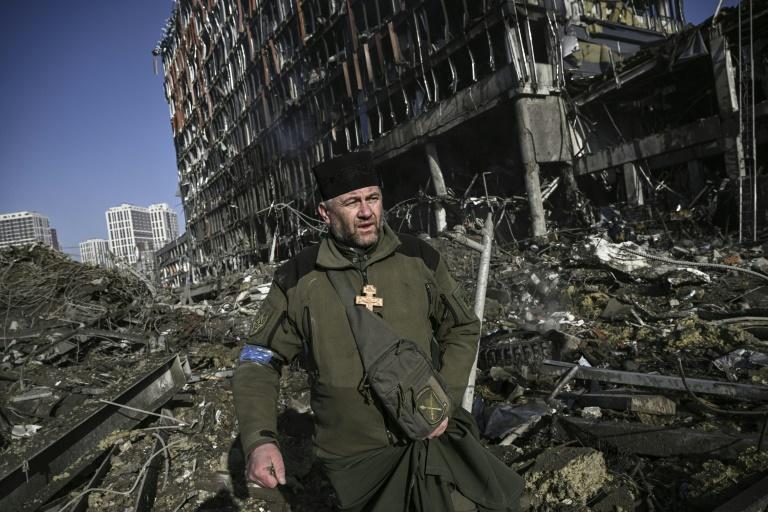 Une explosion déchire un nouveau quartier en lambeaux alors que la guerre atteint Kiev