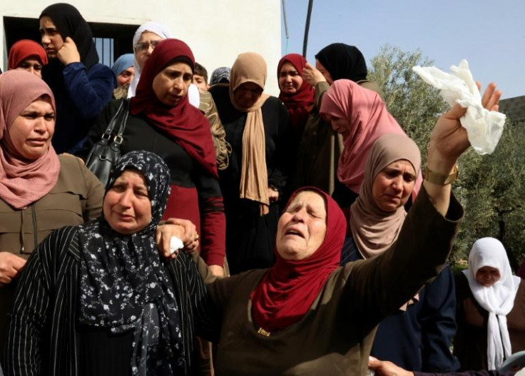 Palestinian women mourn Ghada Ibrahim Sabatien