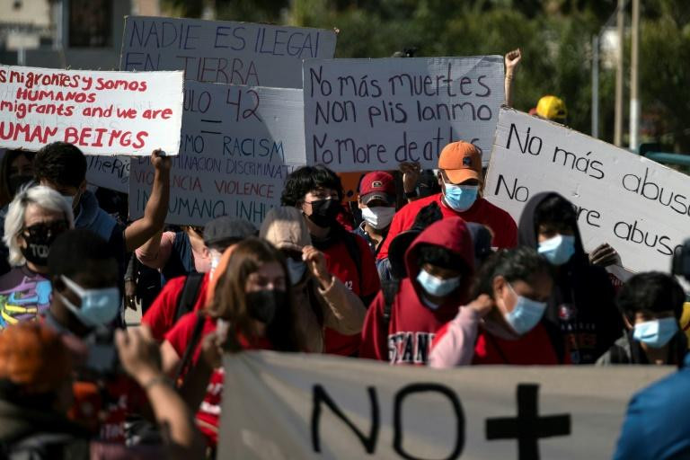 Migrants escape from suffocating people-smuggling trailer in Mexico ...