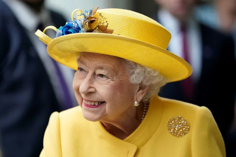 Plane carrying Queen Elizabeth II forced to redirect due to thunderstorm - Vimarsana News