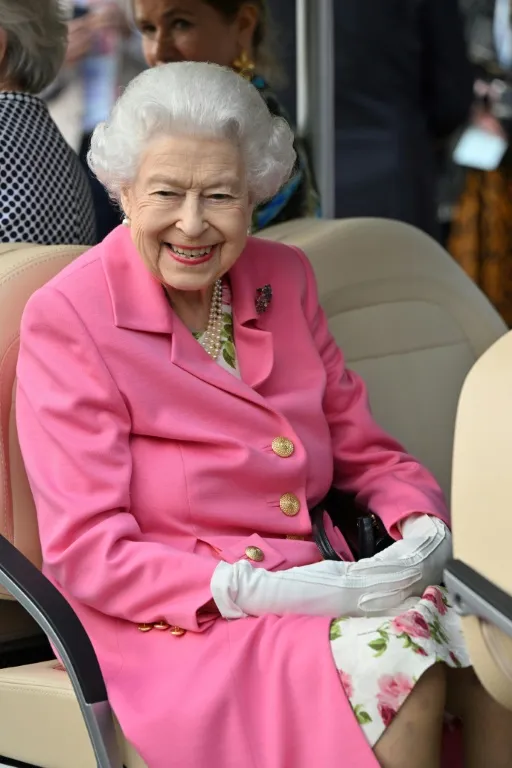 Why does the Queen wear brightly coloured outfits? - Vimarsana News