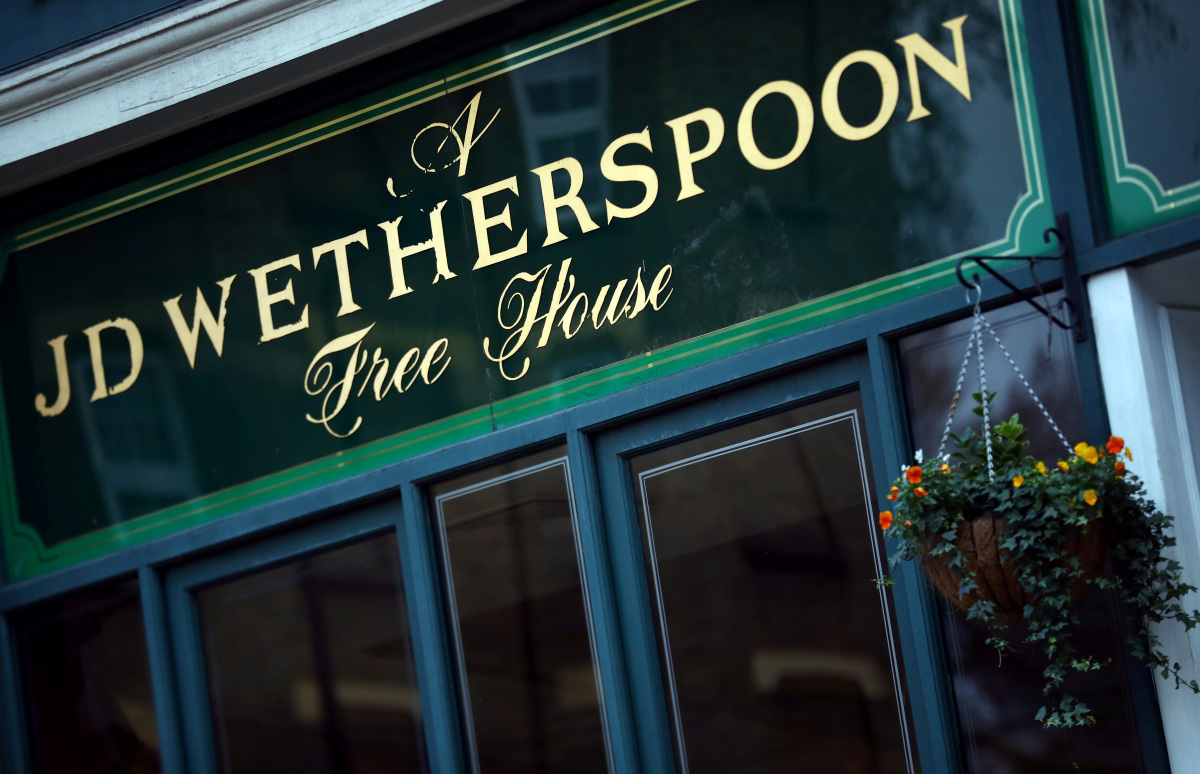 Le britannique Wetherspoon va glisser dans le rouge au milieu d’une reprise « laborieuse » des pubs