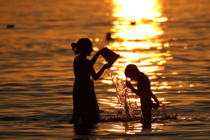 Children cool off as temperatures rise in Vlora