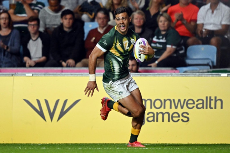 South Africa's men's team regained the Commonwealth Games sevens title they won in 2014 beating Olymypic champions Fiji 31-7 with Muller du Plessis scoring two of their tries