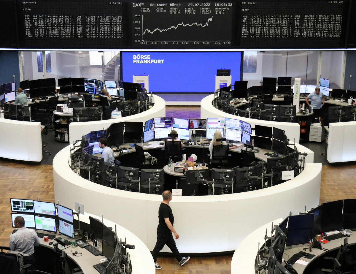 european-shares-rise-as-banks-hsbc-offset-weak-data-ibtimes-uk