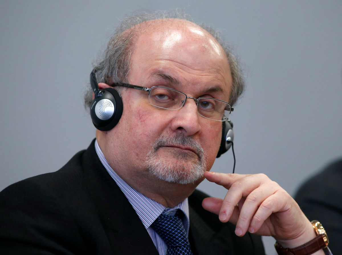 Le romancier Salman Rushdie agressé et blessé sur scène lors d’un événement à New York