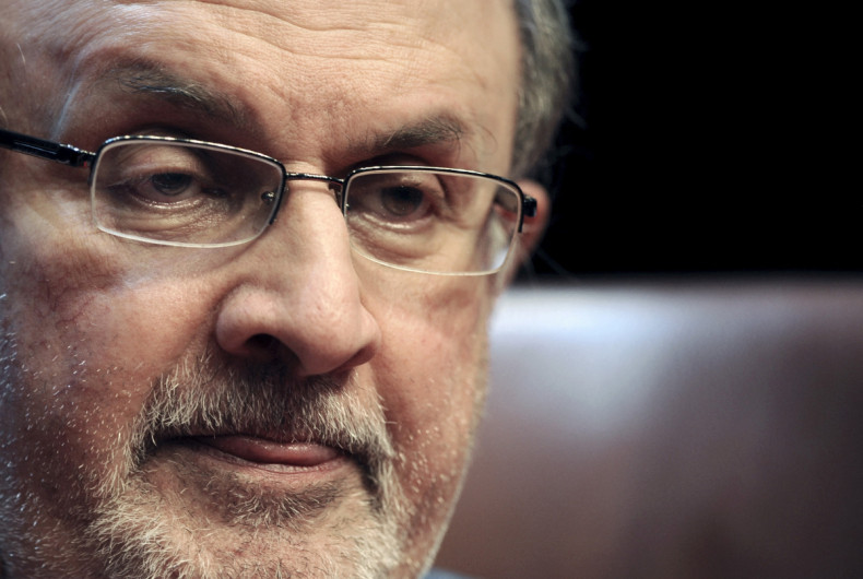 L'auteur Rushdie réagit lors d'une conférence de presse avant la présentation de son dernier livre 