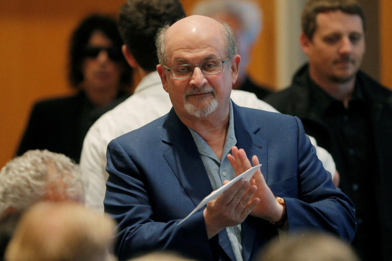 L'auteur Salman Rushdie arrive pour la cérémonie du PEN New England's Song Lyrics of Literary Excellence Award à la John F. Kennedy Library de Boston