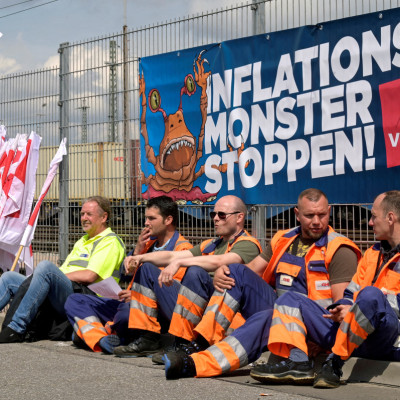 Hamburg harbour workers go on strike for higher wages