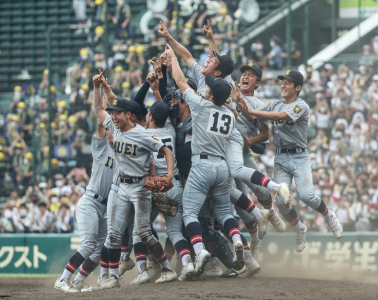 Members of Sendai Ikuei, a school in Miyagi prefecture, celebrate their championship victory in the final game of the two-week All-Japan High School Baseball Championship Tournament