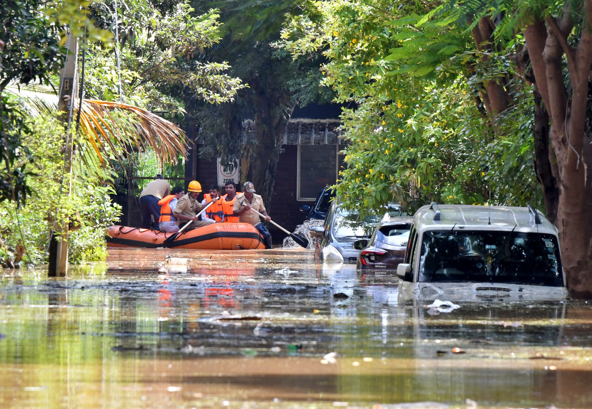 Tractors To The Rescue As Floods Submerge India's Tech Hub | IBTimes UK