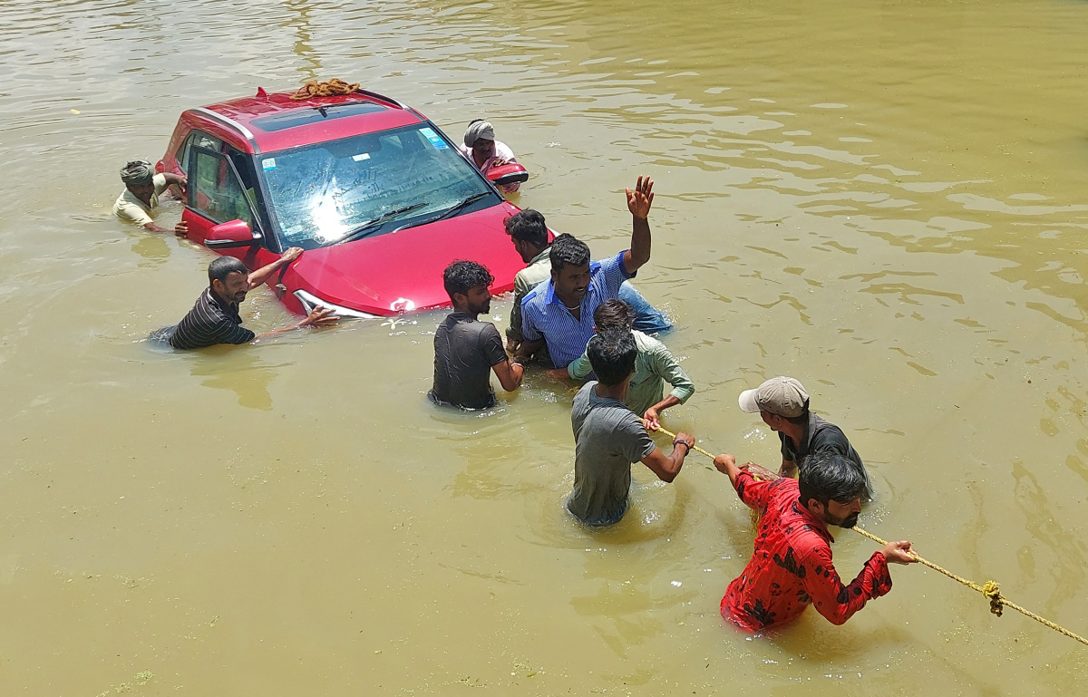 Tractors To The Rescue As Floods Submerge India's Tech Hub | IBTimes UK