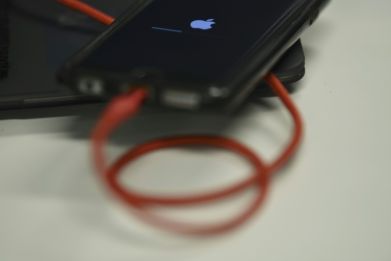 In an official notice, Brazilian authorities ordered "the immediate suspension of the distribution of iPhone brand smartphones, regardless of model or generation, that are not accompanied by a battery charger"