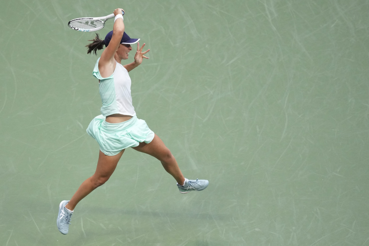 Tennis-Swiatek écrase Jabeur pour remporter le premier titre de l’US Open