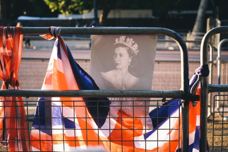  Dorothy Wilding’s 1952 portrait of Queen Elizabeth II at Buckingham Palace.