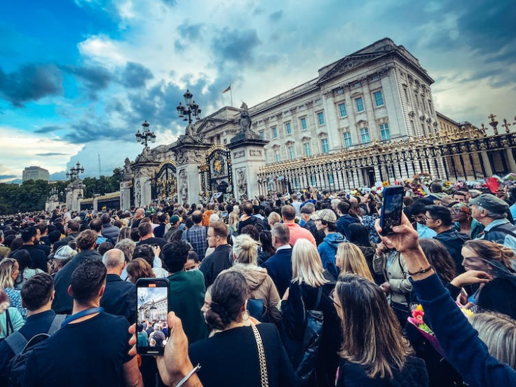  Crowds gather outside Buckingham Palace following the death of Queen Elizabeth II.