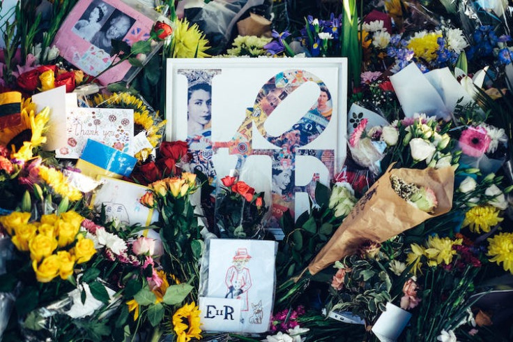  Floral tributes at Buckingham Palace.